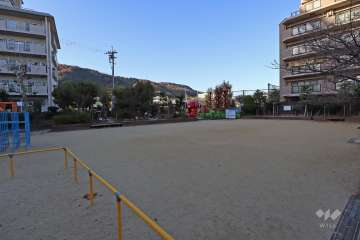 敷地北側に隣接する柳原公園