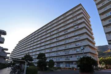 シャルマンコーポ水無瀬1号棟の外観（北東側から）