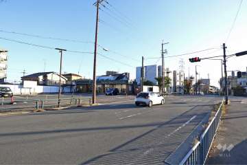 敷地西側の前面道路（北側から）