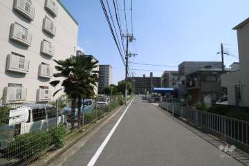 敷地西側の前面道路