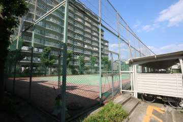 敷地内にあるテニスコート