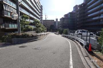 敷地南西側の前面道路