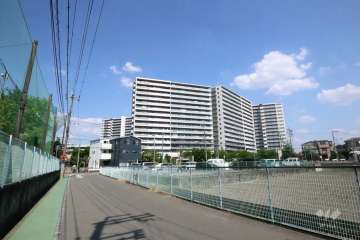 ライオンズガーデン水無瀬グランリバーの遠景。第四小学校がすぐ近くにあります。