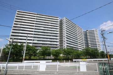 ライオンズガーデン水無瀬グランリバーの遠景。周辺は田んぼが残る閑静な住宅街です。