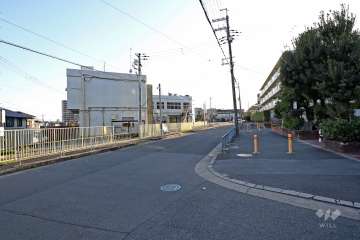 敷地南東側の前面道路（北側から）