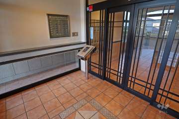 エントランスはオートロック付きです。