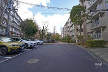 建物南側の敷地内の通路（西側から）