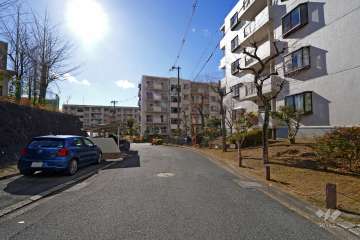 敷地東側の前面道路（北側から）
