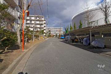敷地東側の前面道路（南側から）