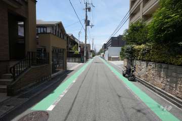 敷地南側の前面道路（東側から）