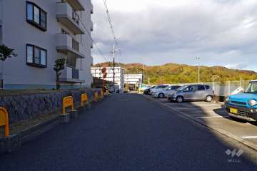 敷地東側の前面道路（南側から）