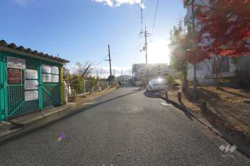 敷地東側の前面道路