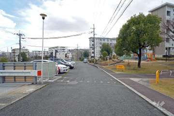 敷地東側道路とプレイロット