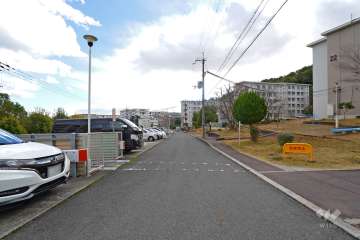 敷地東側の前面道路（北側から）