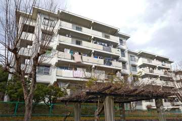 若山台第1住宅25号棟の外観（南西側から）