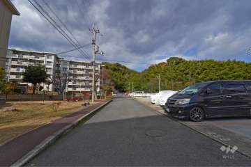 敷地東側の前面道路（南側から）