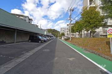 敷地西側の前面道路（南側から）