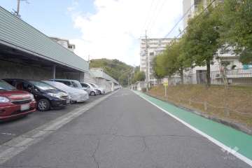 敷地西側の前面道路