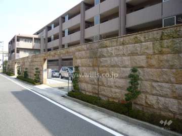 北側の前面道路との間には壁が設けれています。