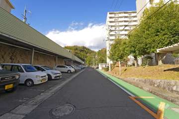 敷地西側の前面道路（南側から）