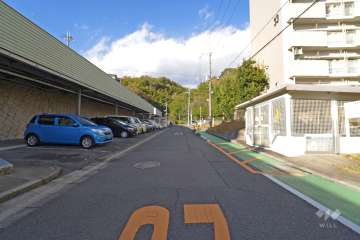 敷地側の前面道路（南側から）
