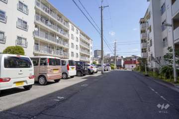 敷地南側の前面道路と敷地内駐車場（屋外平面式）