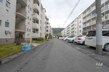 敷地北側の前面道路（東側から）