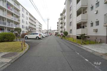 敷地北側の前面道路（西側から）