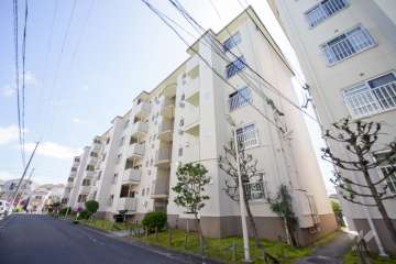 水無瀬青葉ハイツ5号棟の外観（北西側から）
