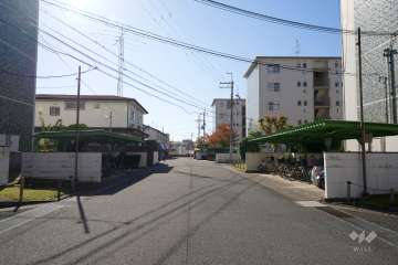 敷地東側の前面道路（北側から）