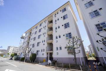 水無瀬青葉ハイツ13号棟の外観（南西側から）