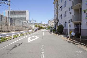 敷地西側の前面道路