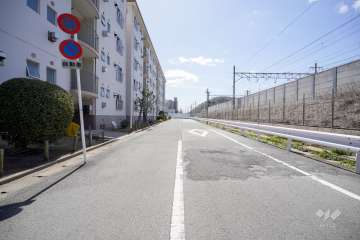 敷地西側の前面道路