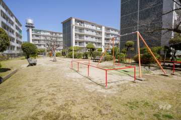 敷地に隣接する青葉公園