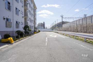 敷地西側の前面道路