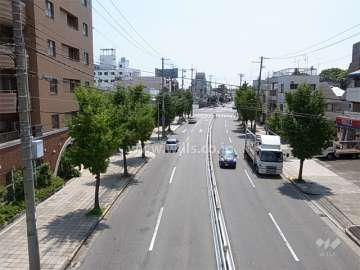 敷地西側の通り。4車線の道路で、少し南へ行くと国道2号線と交差しています。