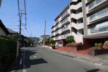 敷地西側の前面道路