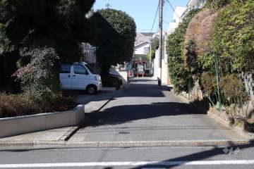 敷地北側の前面道路（東側から）