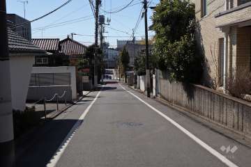 敷地東側の前面道路（北側から）