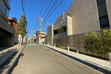 敷地西側の前面道路（南側から）