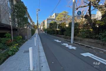 敷地北側の前面道路（東側から）