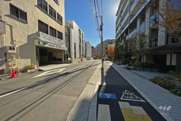 敷地東側の前面道路（北側から）