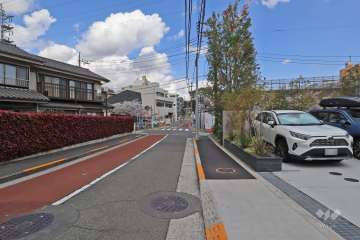 敷地北側の前面道路(西側から)