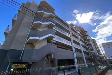 プレサンスロジェ水無瀬一丁目の外観（北西側から）