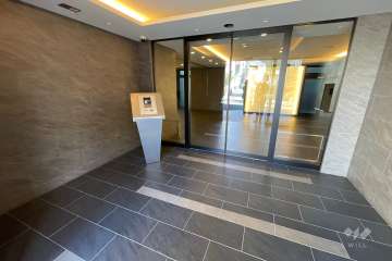 エントランスはオートロック付きです。