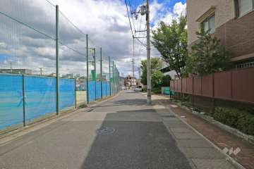 敷地北側の前面道路（西側から）