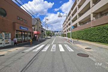敷地南側の前面道路（東側から）