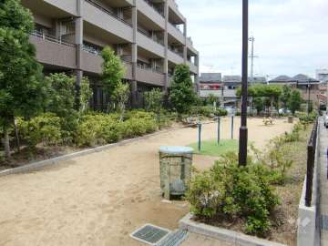 マンション東側の敷地内公園