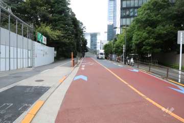 敷地西側の前面道路(南側から)