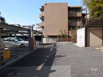 敷地内駐車場。機械式と一部平面式もあります。